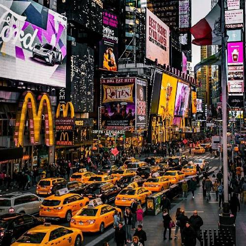  منه خسته منه تنها لب دریا میشینم تو دلم حنجره ای دارم و فریاد میزنم